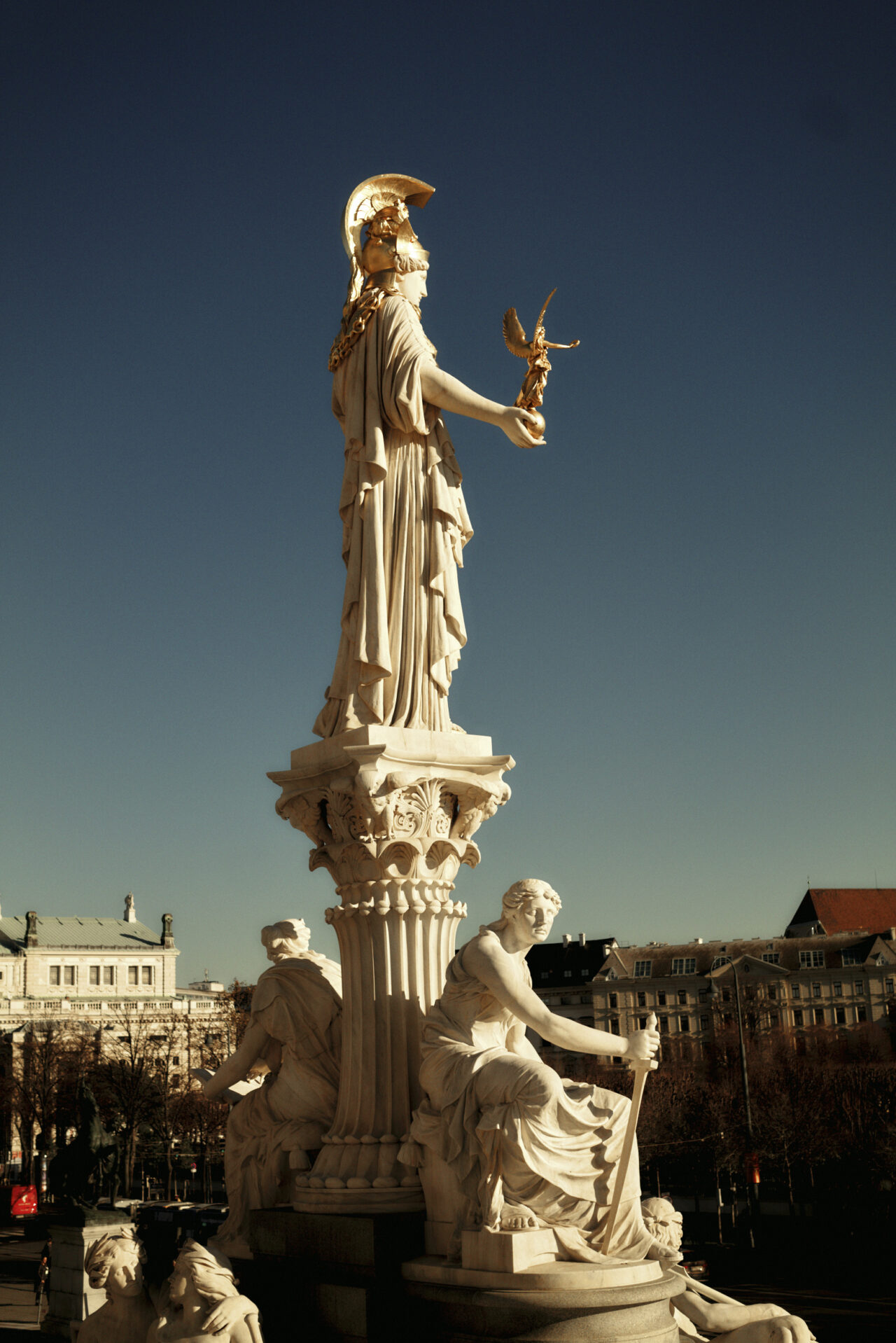 Die Statue des Pallas-Athene-Brunnen vor dem wiener Parlament.