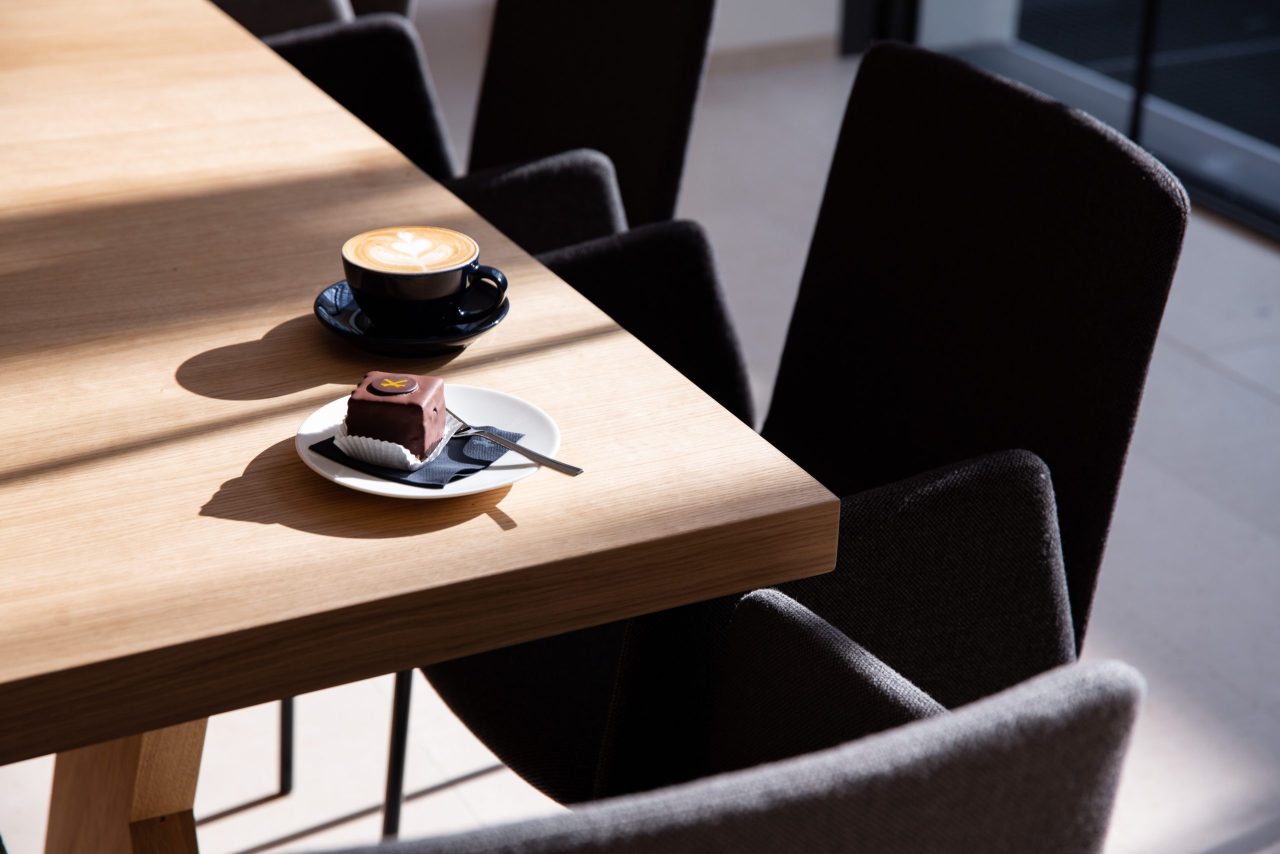 Der Kelsen Würfel als kleine Süßspeise zu einem Cafe aus dem Cafe Agora des Kelsen